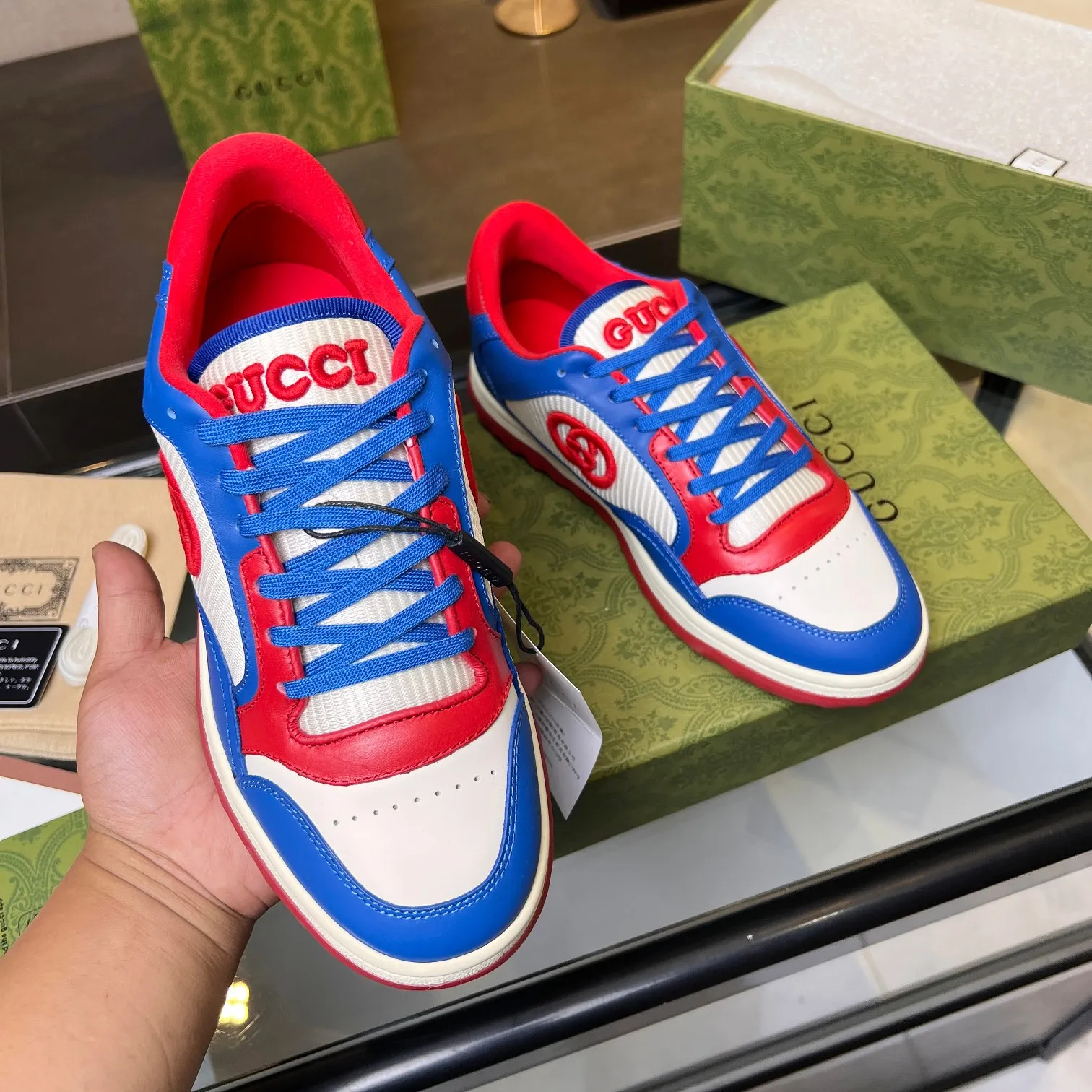 👟👟Ex-factory price 520👟👟 Top version, full styling effect, instant sales of the common practice of soft treading in the market, 💣💣💣Gucci2023 early spring Gucci G home latest hot style MAC80 sports shoes couple style casual retro distressed dirty shoes small dirty shoes small white shoes🌸🌸🌸 original purchase and development Production Gucci MAC80 new hot-selling series. The exquisite and compact interlocking double G logo romantically interprets the aesthetic concept of this series. Made of off-white leather, ▪️Material: original customized imported first-layer cowhide ▪️Inner lining: original customized imported breathable mesh ▪️Outsole: original molded two-color TPU outsole ▪️Sole thickness: 3CM ▪️Size: women's 35-40 / men's 39-45